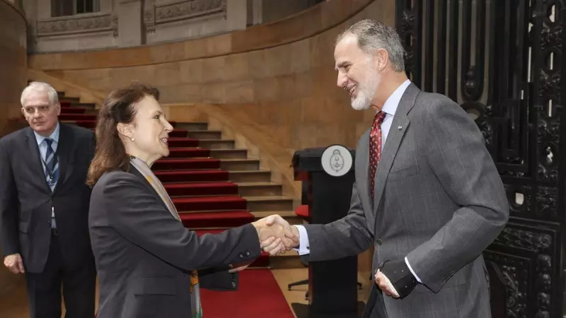 La nueva canciller argentina, Diana Mondino, saluda a Felipe VI antes de la toma de posesión de Javier Milei como presidente de Argentina, a 9 de diciembre de 2023.