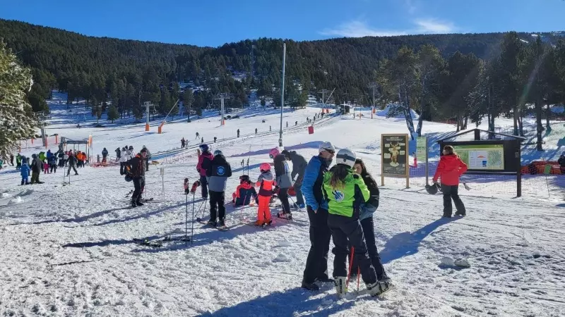 10/12/2023 - Esquiadors a l'estació de Port Aine, a Rialp, al Pallars Sobirà.