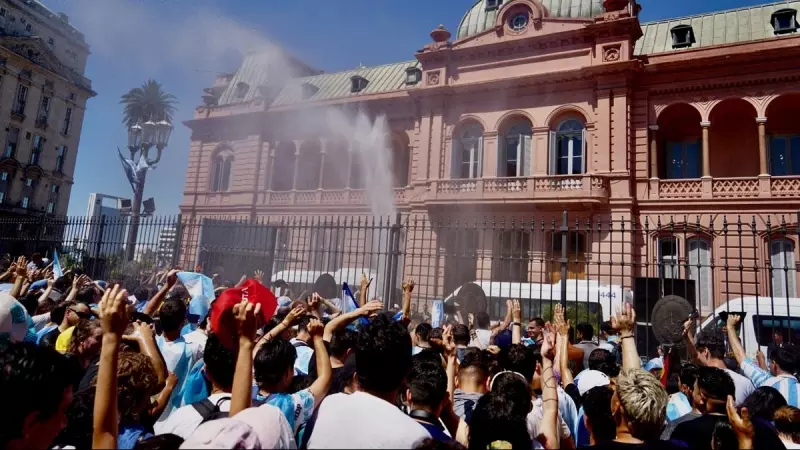 Las autoridades rociaron con agua a los seguidores de Javier Milei junto a la Casa Rosada ante el intenso calor.