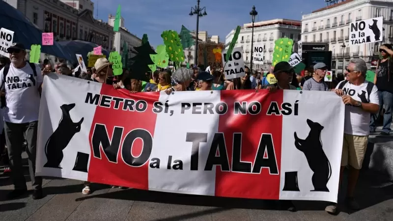 Decenas de personas protestan durante una manifestación contra la tala de árboles por la ampliación de la L11 de Metro de Madrid, a 8 de octubre de 2023.