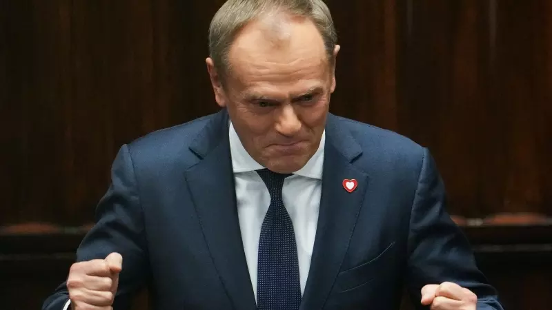 11/12/2023 -El líder de la Plataforma Cívica, Donald Tusk, hace un gesto después de que el Parlamento votara a favor de su nombramiento como Primer Ministro en Varsovia.