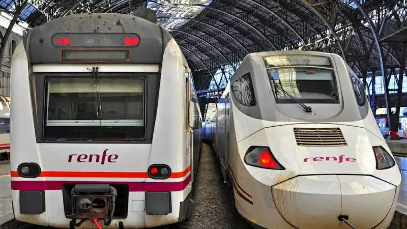 11/12/2023 - Pie: Una locomotora de ferrocarril convencional y otra de alta velocidad en un apartadero de Barcelona.
