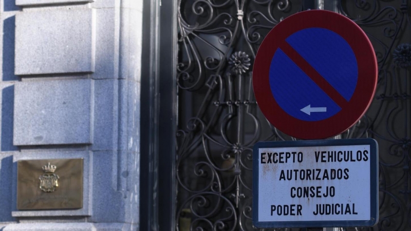 Una señal de prohibido aparcar junto a la entrada de la sede del Consejo General del Poder Judicial (CGPJ), en el edificio del Tribunal Supremo, en Madrid. E.P./Fernando Sánchez