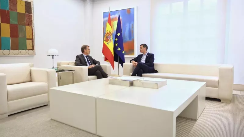 El presidente del Partido Popular, Alberto Núñez Feijóo (i) y el presidente del Gobierno, Pedro Sánchez (d), durante una reunión en el Palacio de la Moncloa, en octubre de 2022. E.P./Eduardo Parra