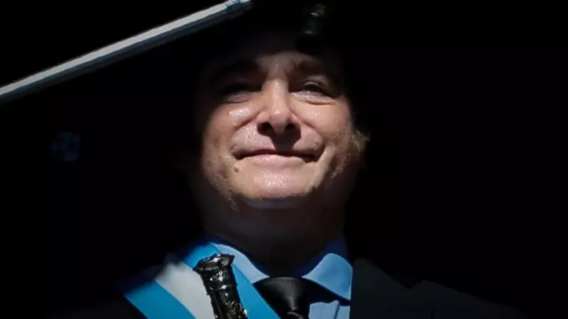 Javier Milei saluda a sus simpatizantes después de haber hecho la jura como presidente de Argentina, en Buenos Aires, a 10 de diciembre de 2023.