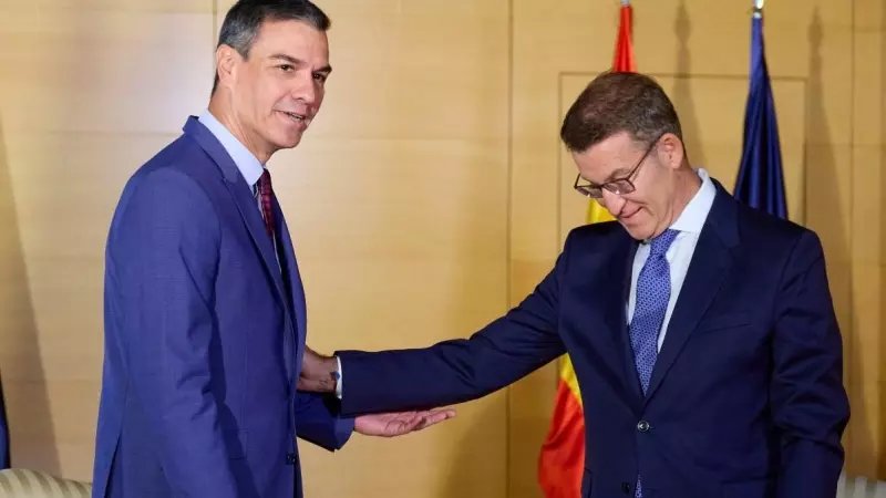 Pedro Sánchez y Alberto Núñez Feijóo se saludan en el Congreso de los Diputados, a 30 de agosto de 2023, en Madrid.