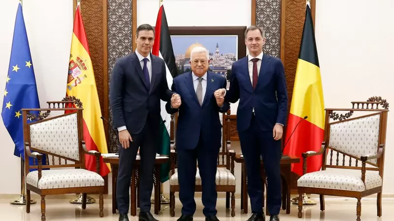 El presidente palestino, Mahmud Abás, junto a Pedro Sánchez y el primer ministro belga, Alexander De Croo en su viaje a Ramallah.