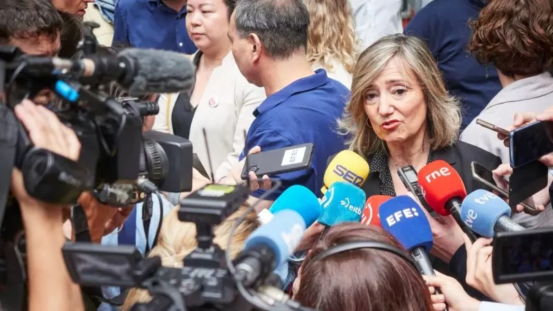 La alcaldesa de Pamplona, Cristina Ibarrola, atiende a los medios en la plaza Consistorial, a 2 de julio de 2023.