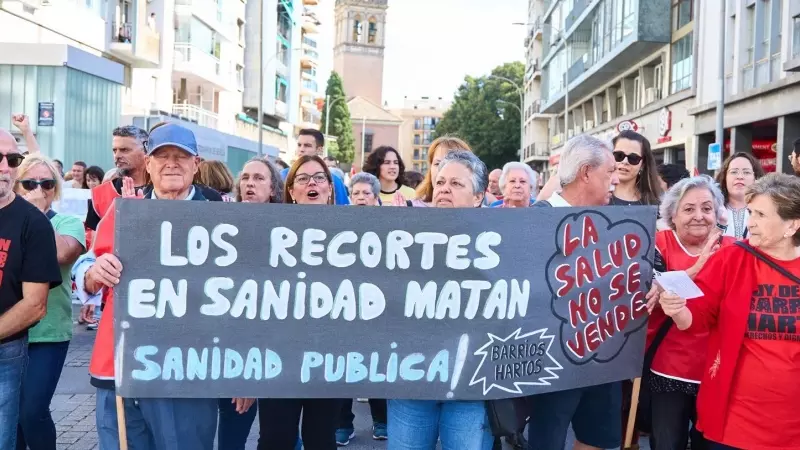 La manifestación de Marea Blanca para exigir mejoras en la atención primaria bajo el lema 'Nos roban la sanidad, nos quitan la vida' ocupan la plaza de la Encarnación, a 28 de octubre de 2023 en Sevilla (Andalucía, España).