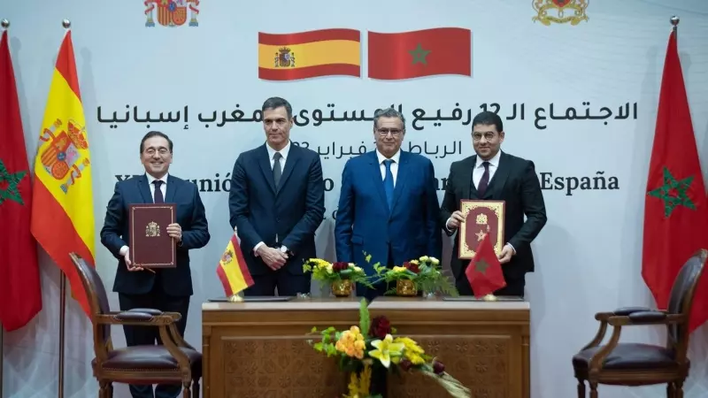 El ministro de Exteriores, José Manuel Albares y el presidente del Gobierno, Pedro Sánchez junto al jefe de Gobierno de Marruecos, Aziz Akhannouch; y el ministro de Asuntos Exteriores, Nasser Bourita, en Rabat el pasado mes de febrero.