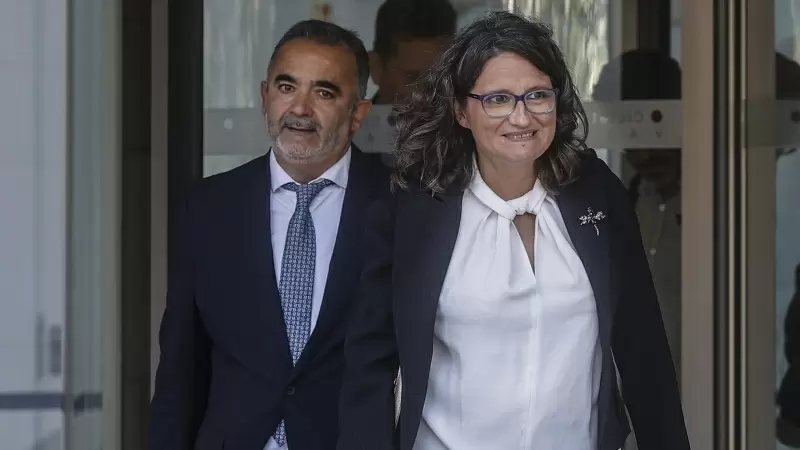 La exvicepresidenta, exportavoz y exconsellera de Igualdad y Políticas, Mónica Oltra y su abogado Miguel Ferrer, a su salida de un juicio en la Ciudad de la Justicia de València, a 19 de septiembre de 2022.