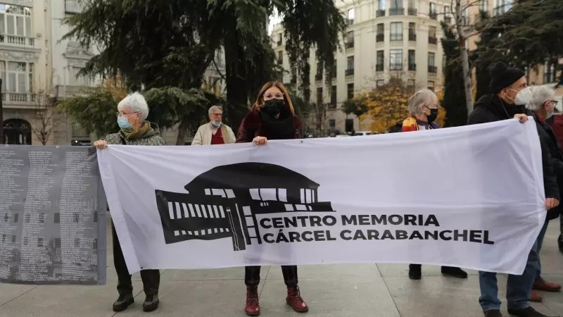 13/12/23 Varias personas sostienen una pancarta que reclama la construcción de un centro para la memoria histórica en la antigua cárcel de Carabanchel, en una foto de archivo del 10 de diciembre de 2021.