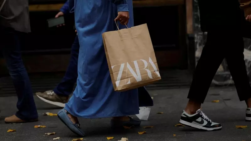 Una mujer con una bolsa de Zara, la principal enseña de la multinacional textil Inditex, en la Gran Vía de Bilbao. REUTERS/Vincent West