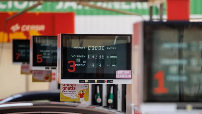 Pantallas con el precio del diesel y la gasolina en una estación de servicio, a 1 de septiembre de 2023, en Madrid