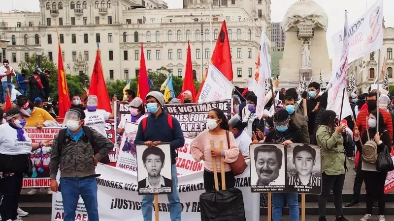 Varias personas protestan contra Alberto Fujimori en Perú, a 22 de mayo de 2021.