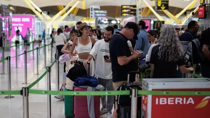 Varias personas hacen cola en un estand de Iberia en la Terminal T4 del Aeropuerto Adolfo Suárez-Madrid Barajas, a 21 de junio de 2023.