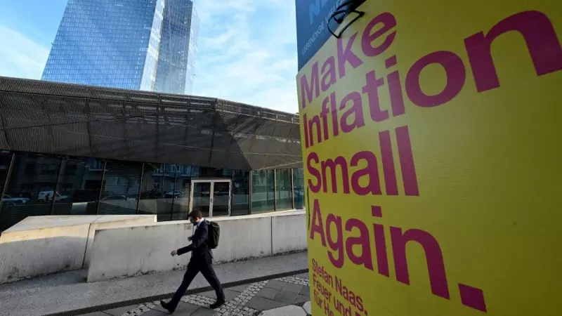 Un hombre pasea por las inmediaciones del edificio del Banco Central Europeo en Fráncfort, a 25 de septiembre de 2023.
