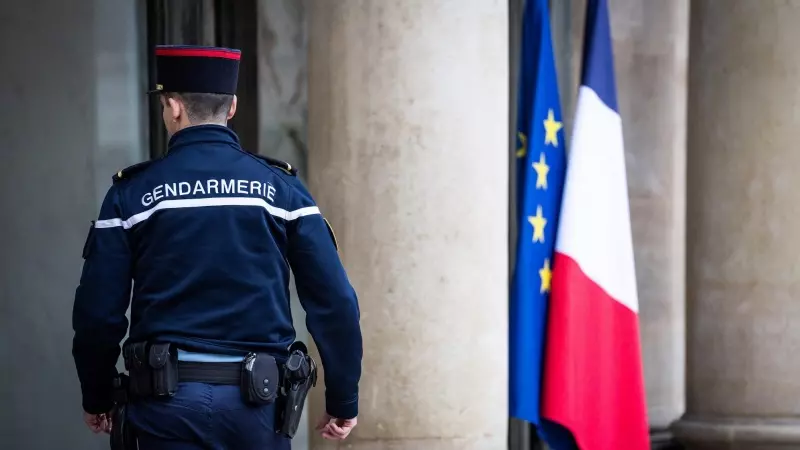 14/12/23 - Un agente de la Gendarmería Nacional en París