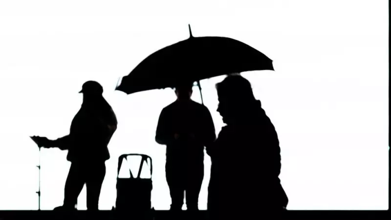 Varias personas pasean bajo la lluvia en A Coruña, a 5 de noviembre de 2023.