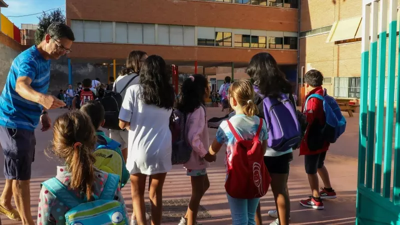 Varios niños a su llegada al colegio CEIP Hernán Cortés durante el primer día de comienzo del curso escolar, a 7 de septiembre de 2022, en Madrid (España).