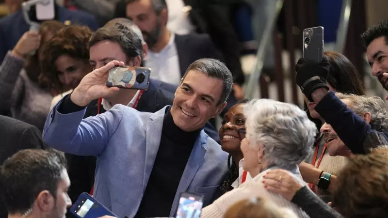 16/12/23 Pedro Sánchez se hace selfies con varias simpatizantes del PSOE, ayer en Santiago.