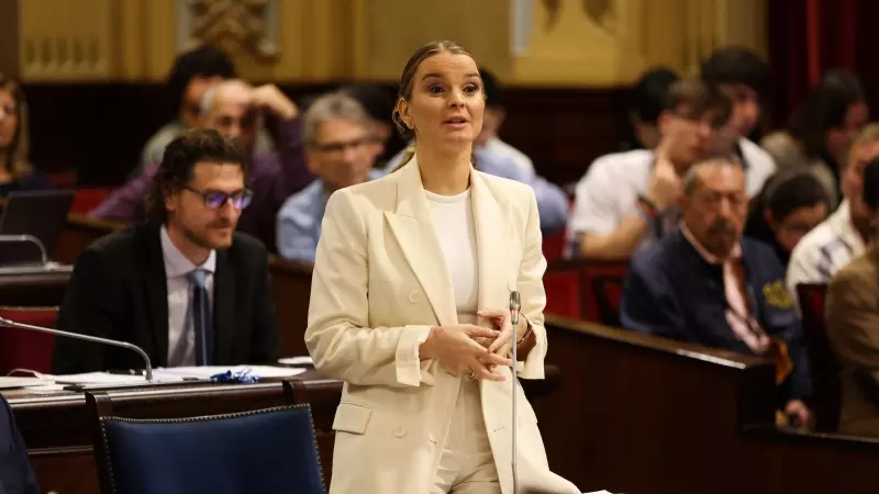 La presidenta del Govern balear, Marga Prohens, interviene durante un pleno en el Parlament balear, a 14 de noviembre de 2023, en Palma (España).