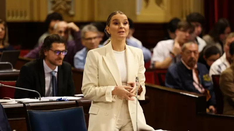 La presidenta del Govern balear, Marga Prohens, interviene durante un pleno en el Parlament balear, a 14 de noviembre de 2023, en Palma (España).