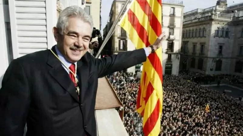 Pasqual Maragall saluda a las miles de personas concentradas para celebrar su llegada a la presidencia de la Generalitat hace 20 años.