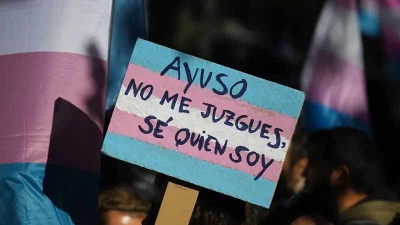 Varias personas protestan durante una manifestación en defensa de la Ley LGTBI y la Ley Trans de la Comunidad de Madrid