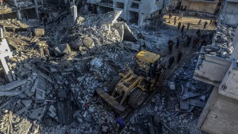 Palestinos remueven los escombros de las casas dañadas en Rafah tras un bombardeo israelí el 15 de diciembre.