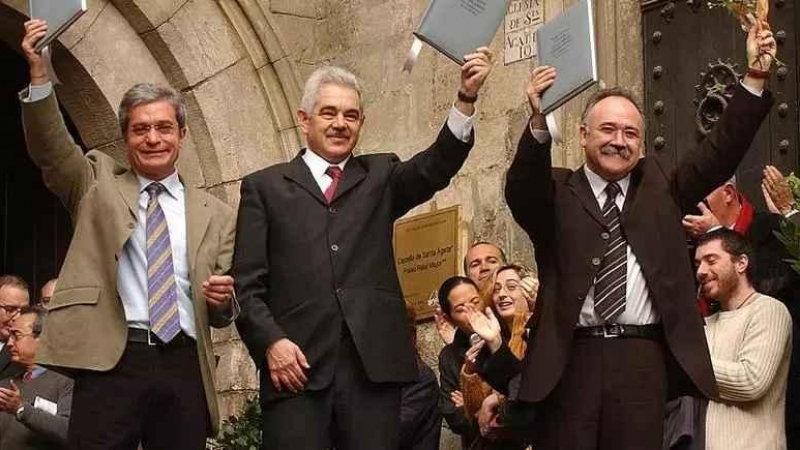 Saura, Maragall i Carod a la sortida del Saló del Tinell el 14 de desembre del 2003, després de signar l'acord pel Govern catalanista i d'esquerres. TONI ALBIR / EFE