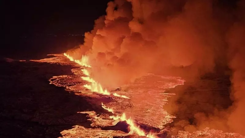 La lava se extiende a causa de la erupción volcánica, a cuatro kilómetros al noreste de la ciudad de Grindavík, Islandia.