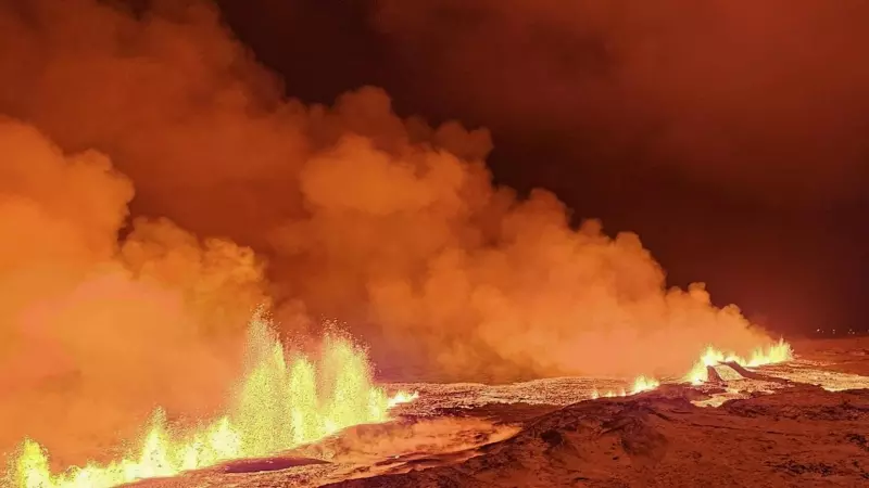 Fotografía cedida por las autoridades islandesas donde se observa una erupción volcánica al norte de Grindavík, en Islandia, a 19 de diciembre de 2023.