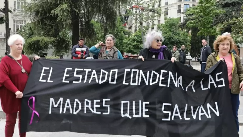 Varias mujeres con una pancarta que reza 'El estado condena a las madres que salvan' en una manifestación para apoyar a María Salmerón, en la Plaza de Cibeles, a 4 de mayo de 2022, en Madrid, (España).