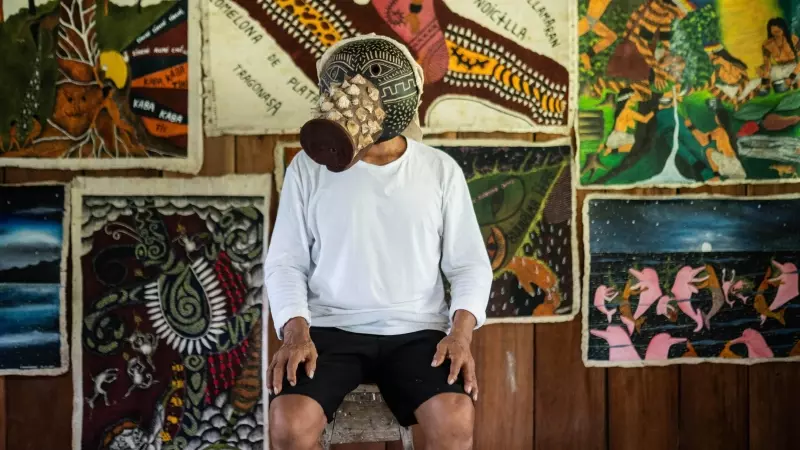 Santiago Yahuarcani amb màscara al seu taller a Pebas, Perú.