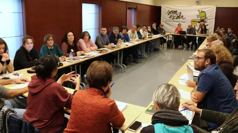 Membres de Som Escola en una assemblea per tractar la visita d'un grup d'eurodiputats per analitzar la immersió lingüística catalana