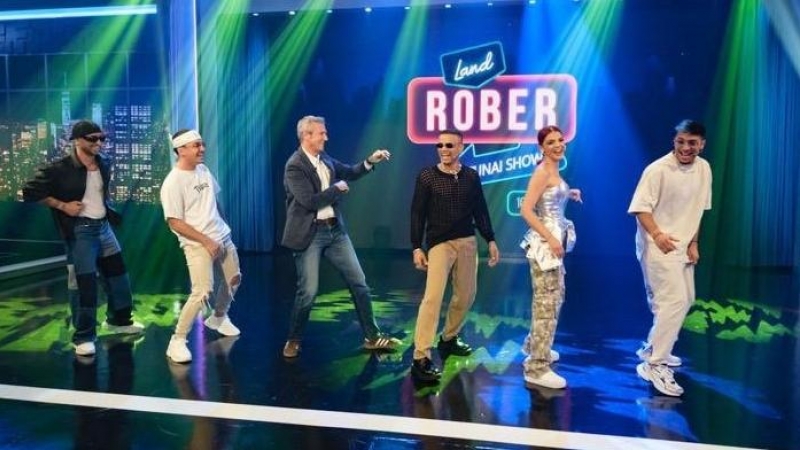 20/12/23 Alfonso Rueda, bailando con El Combo Dominicano en el programa 'Land Rober' de la TVG