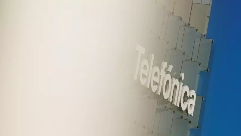 20/12/23 - El logotipo de la empresa española de telecomunicaciones Telefónica se muestra en lo alto de la sede de la empresa en Madrid, España, el 20 de diciembre de 2023.