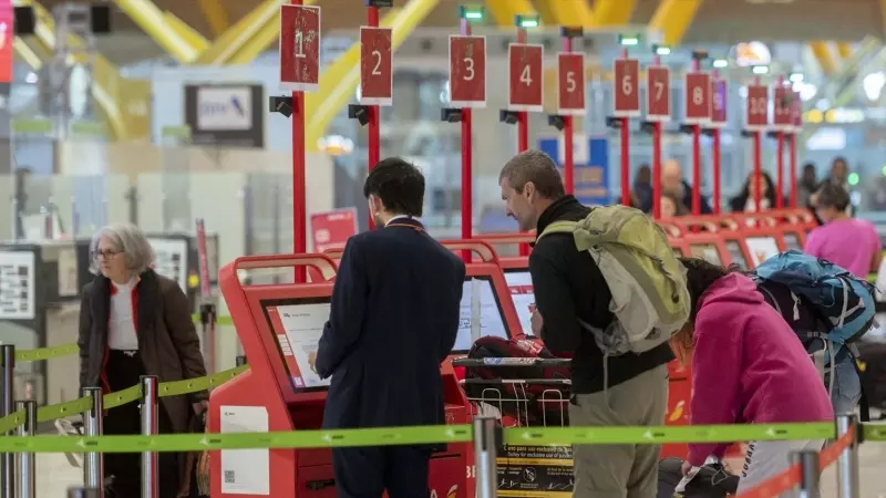 Varias personas facturan sus maletas, en el Aeropuerto Adolfo Suárez-Madrid Barajas, a 5 de diciembre de 2023.