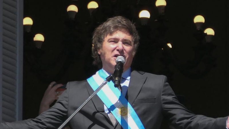 El presidente de Argentina, Javier Milei, sale al balcón de la Casa Rosada para saludar a simpatizantes, a 10 de diciembre de 2023.