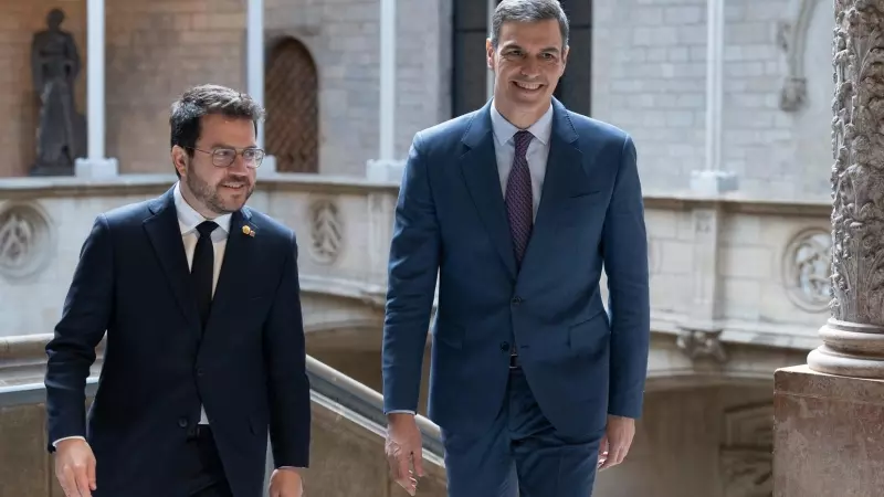 El presidente del Gobierno, Pedro Sánchez (d), y el president de la Generalitat de Catalunya, Pere Aragonès (i), se reúnen en el Palau de la Generalitat, a 21 de diciembre de 2023, en Barcelona, Catalunya (España)