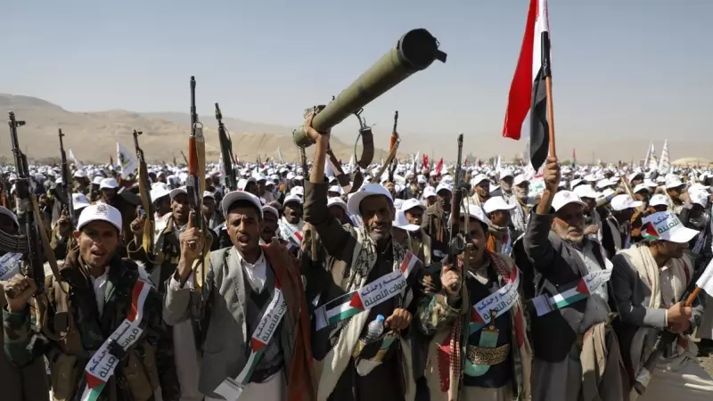 Miembros recién reclutados del Ejército Popular de los hutíes marchan durante un desfile en la provincia de Amran, Yemen, el 20 de diciembre de 2023.