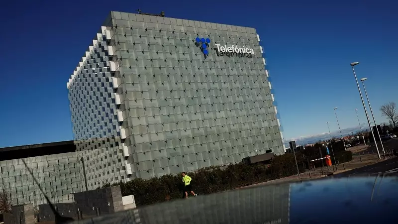 Un hombre corre delante de la sede corporativa de Telefónica, en la zona norte de Madrid. REUTERS/Susana Vera