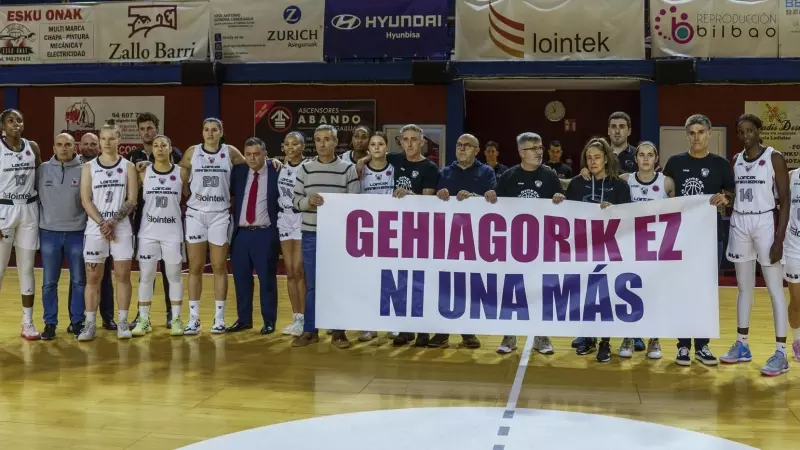 Las jugadoras y los directivos del club Lointek Gernika portan una pancarta contra Mario López, en Gernika, a 20 de diciembre de 2023.