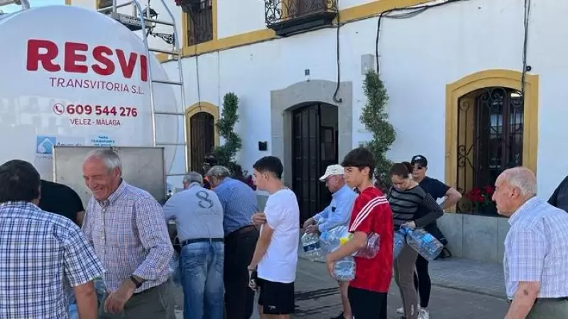 Vecinos de El Viso se acuden al camión cisterna que visita el pueblo para conseguir agua potable.