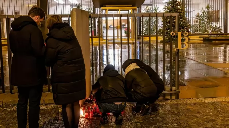 Se encienden velas en la puerta de la Facultad de Bellas Artes en Praga como luto tras el tiroteo.