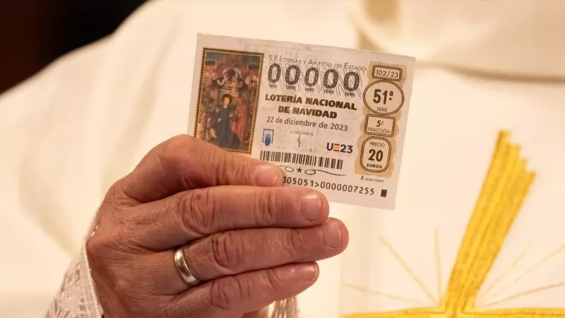 Un hombre disfrazado de sacerdote sujeta un décimo durante el Sorteo Extraordinario de la Lotería de Navidad 2023 en el Teatro Real de Madrid, a 22 de diciembre de 2023.