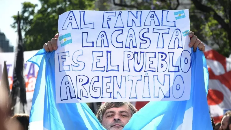 Protestas en Argentina contra en gobierno de Milei.