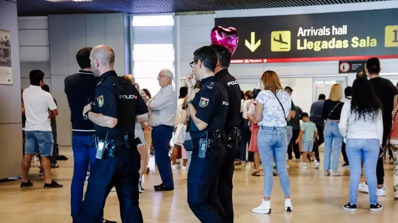 Un grupo de agentes de Policía Nacional vigilan el aeropuerto de Madrid Barajas.