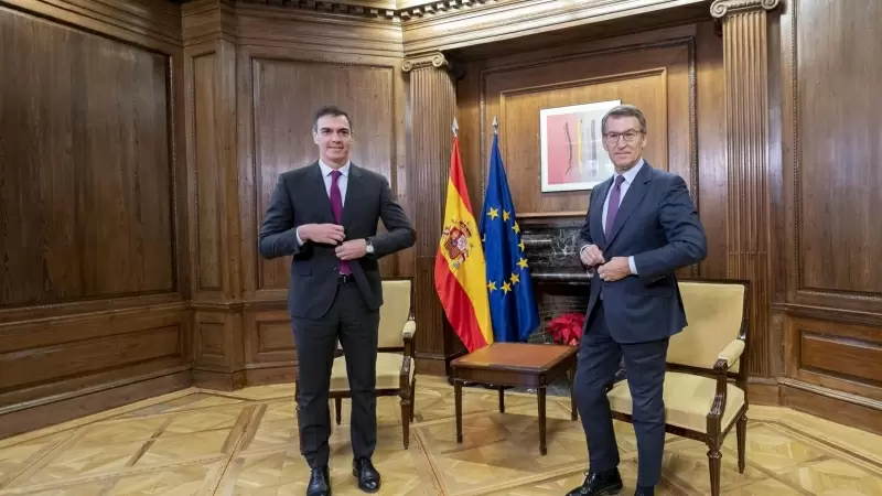 El presidente del Gobierno, Pedro Sánchez (i), y el líder del PP, Alberto Núñez Feijóo (d), durante una reunión, en el Congreso de los Diputados, a 22 de diciembre de 2023, en Madrid (España)